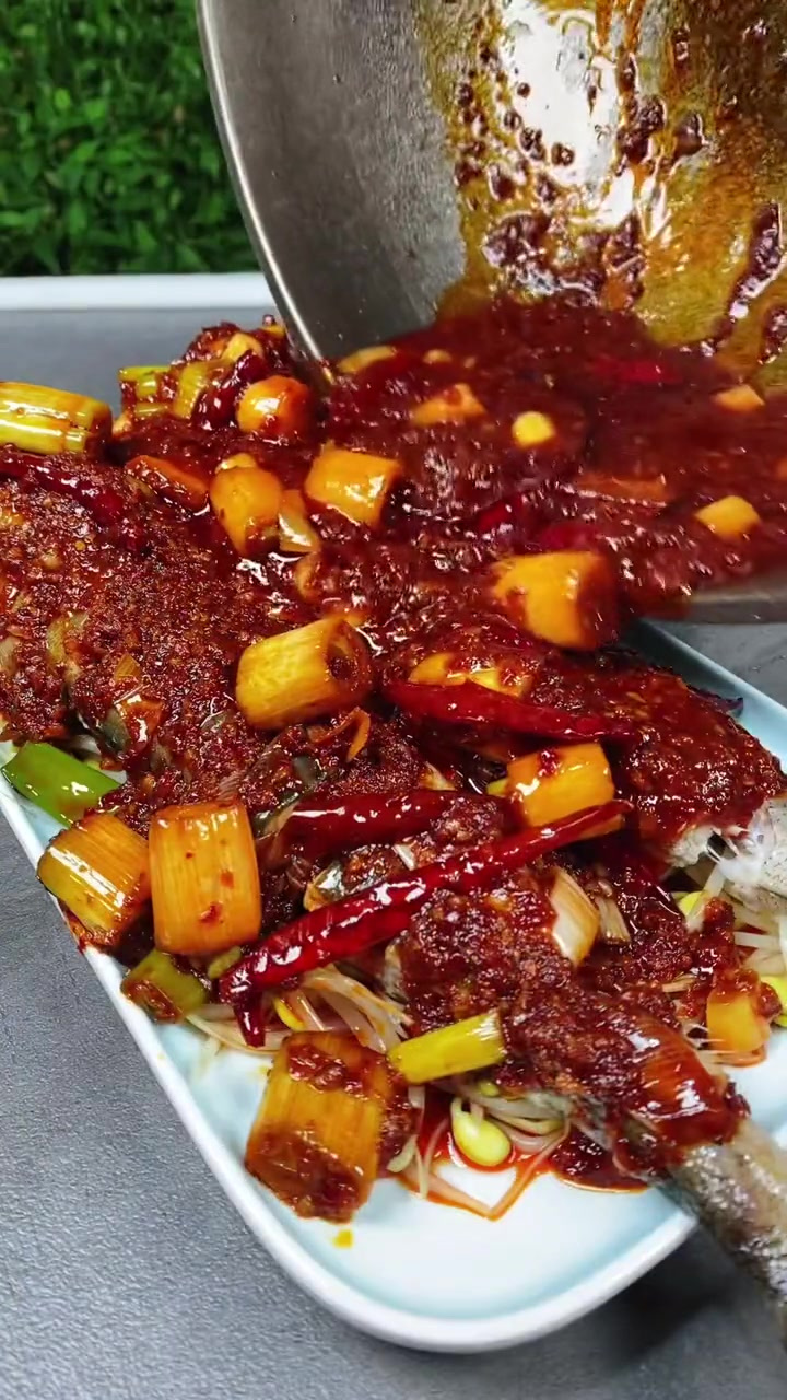 辣蒸鳕鱼必须得是辣辣的才好吃，赶紧准备食材做起来吧