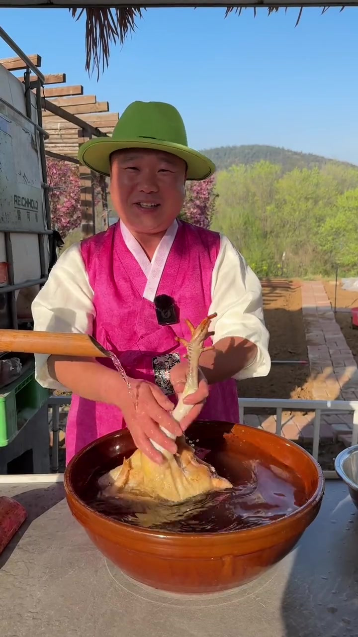 鸡肉海带汤营养丰富，做法也非常简单