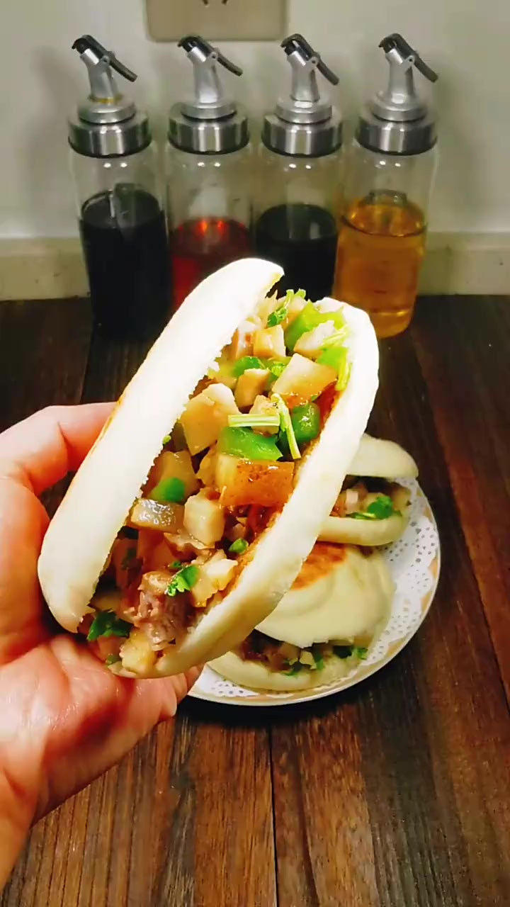 它叫肉夹馍，可我却总认为应该叫馍夹肉