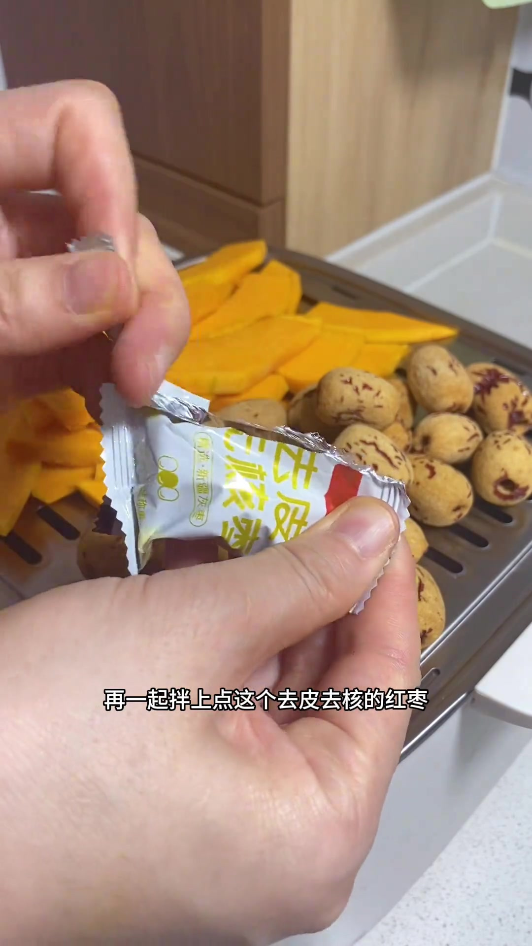 早餐蒸了一锅南瓜枣泥小馒头,一口一个,松软又香甜