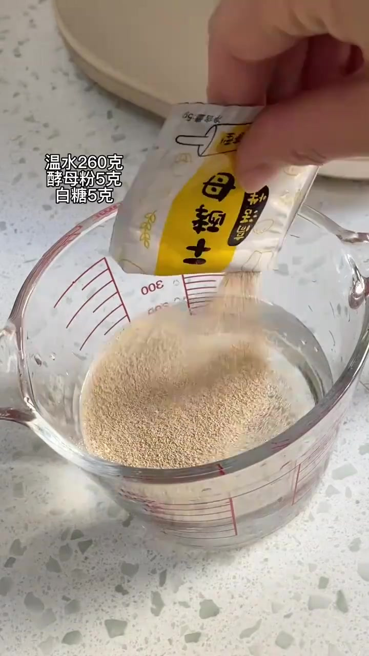 今天为孩子们做了一锅枣花馒头，口感超赞