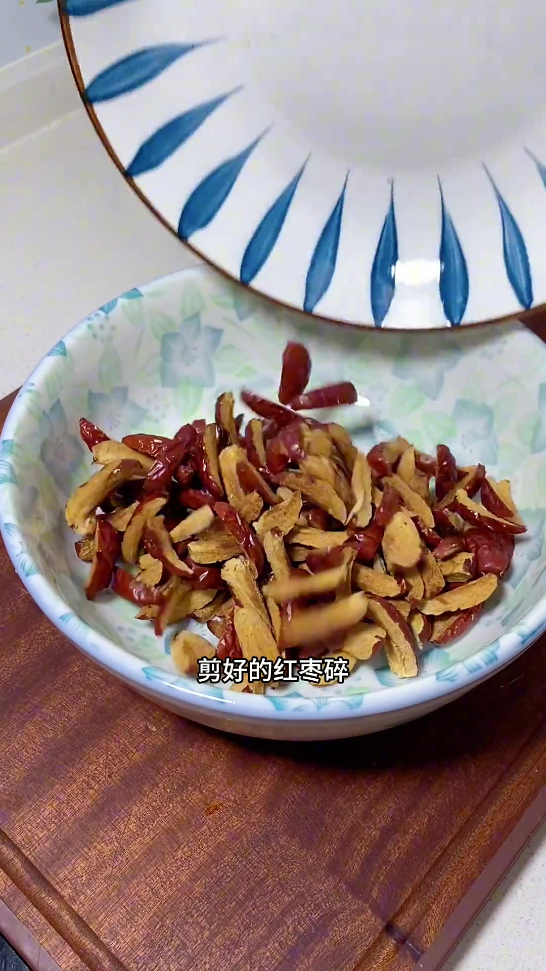 试一下这个红枣糯米糕，糯叽叽的还带着奶香味