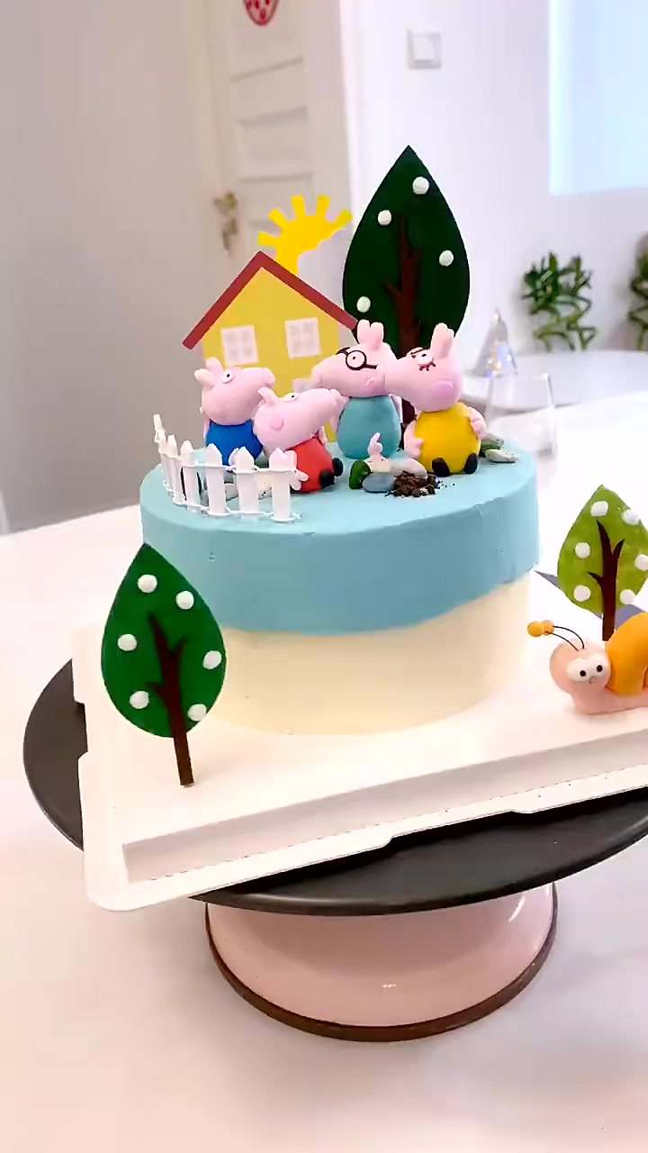 今天做的小猪佩奇生日蛋糕，非常可爱
