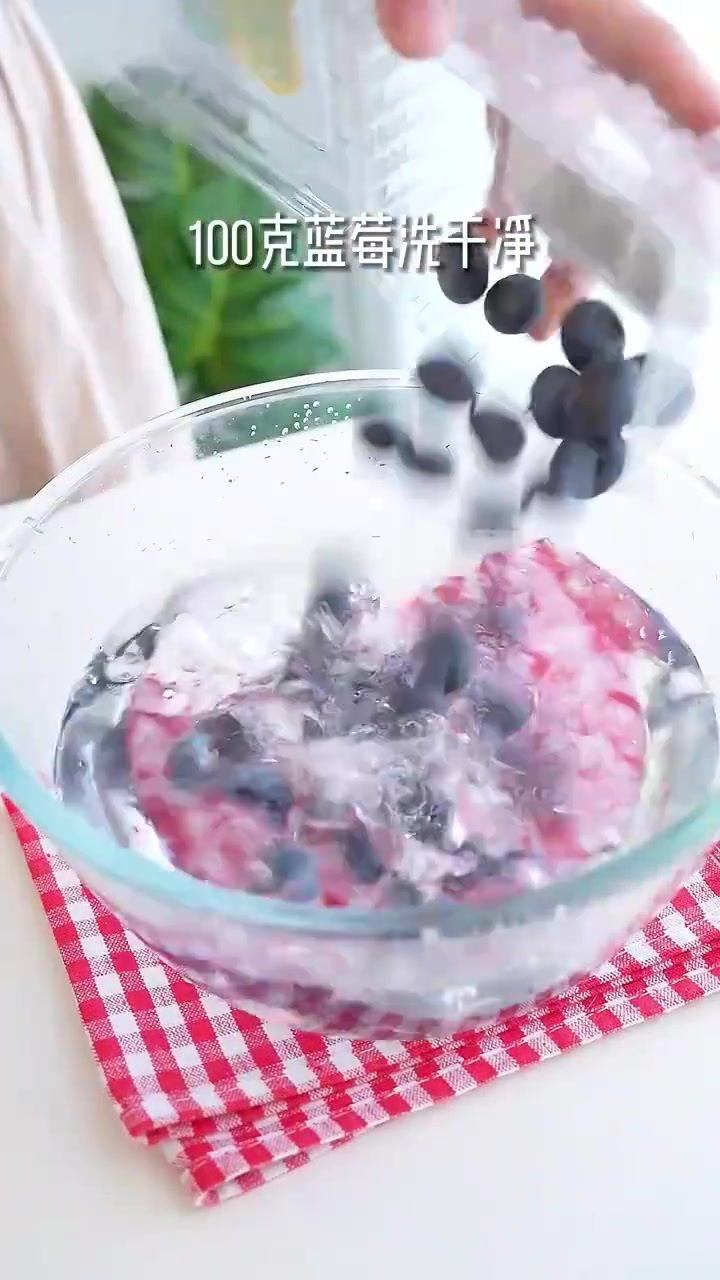 只需搅一搅，三种材料就能做好吃的蓝莓蛋糕