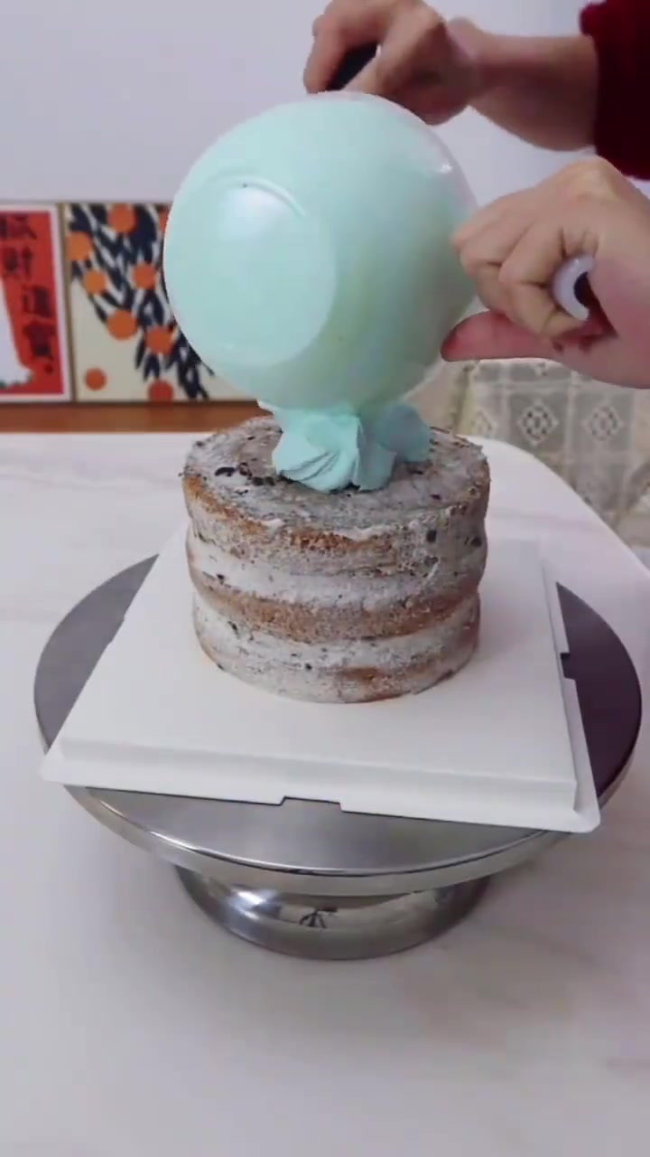抹一个浅蓝色的面，做一个简单的皮卡丘蛋糕