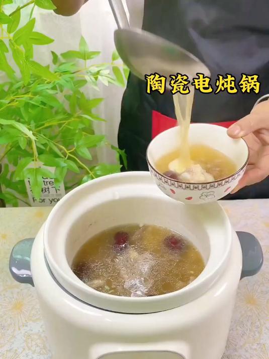 天冷想喝个鸡汤就用这个电炖锅，中途不用看管，不会溢锅