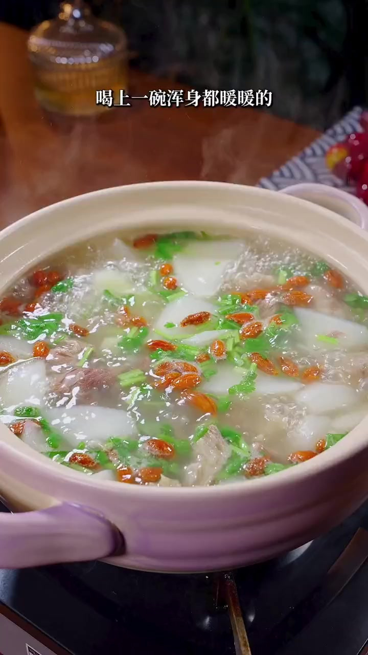 冬天到了,给家人安排一锅牛肉汤,汤鲜味美,喝上一碗浑身都暖暖的～
