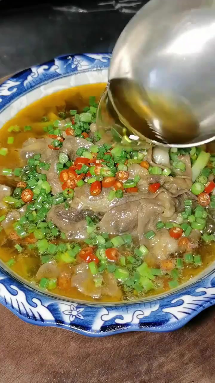 酸汤肥牛也是一道名菜,在酒店里非常畅销