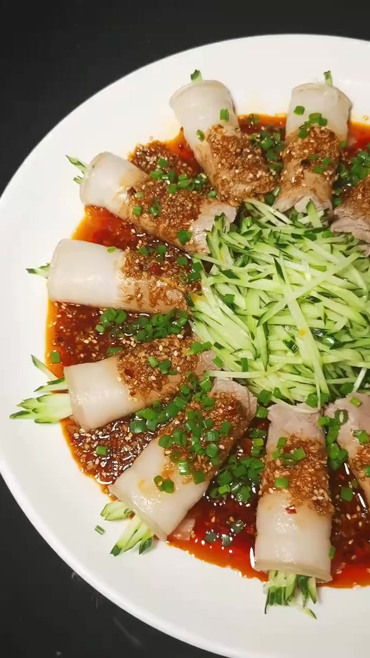 蒜泥白肉是一道传统川菜,还得用正宗的方法来做