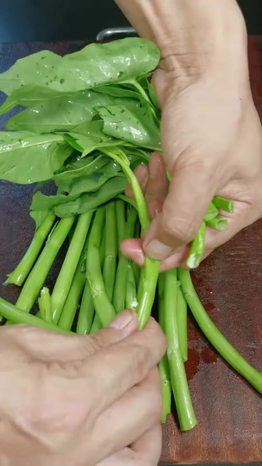 家里大米多的可以试试湘西外婆菜炒空心菜梗,稀饭干饭都适合