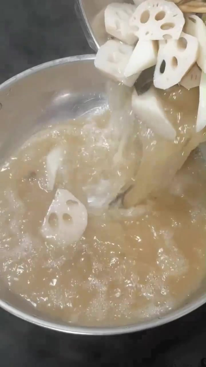 腊排骨汤锅在四川重庆非常受欢迎,如果不想吃麻辣的火锅可以尝尝