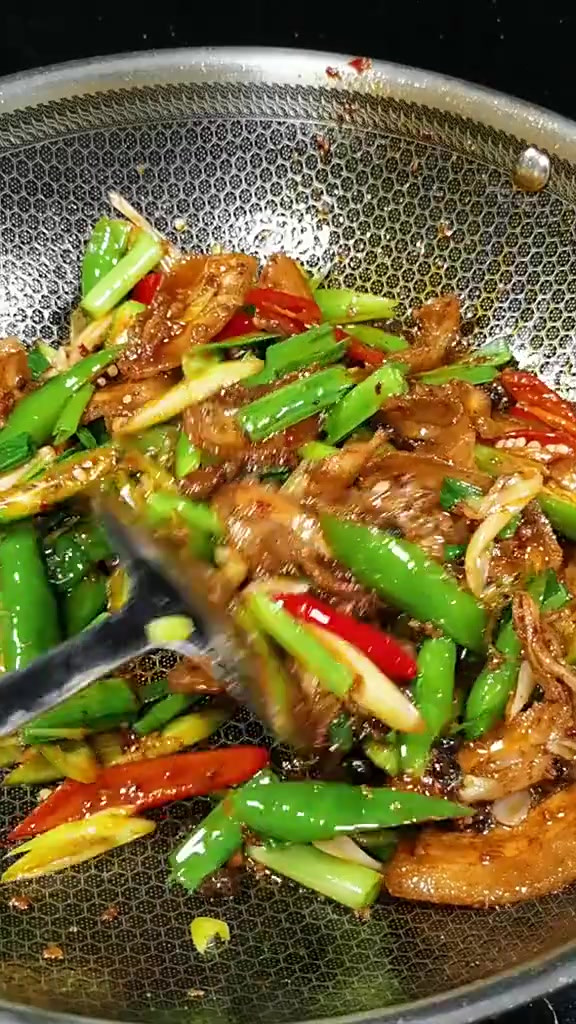 盐煎肉和回锅肉做法大不一样,炒好了三碗米饭都不够