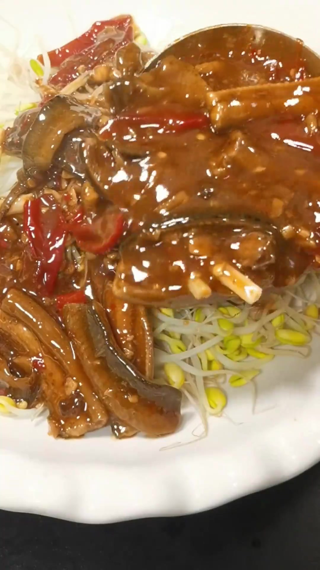 泥鳅和鳝鱼特别的肥美,做一道麻辣鲜香的水煮鳝鱼来解解馋吧