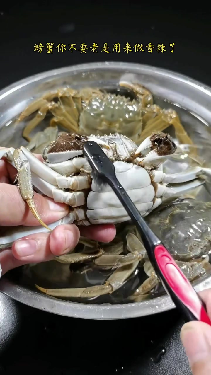 清蒸螃蟹和蒸水蛋都是美味,将它们组合成蟹蒸蛋更好