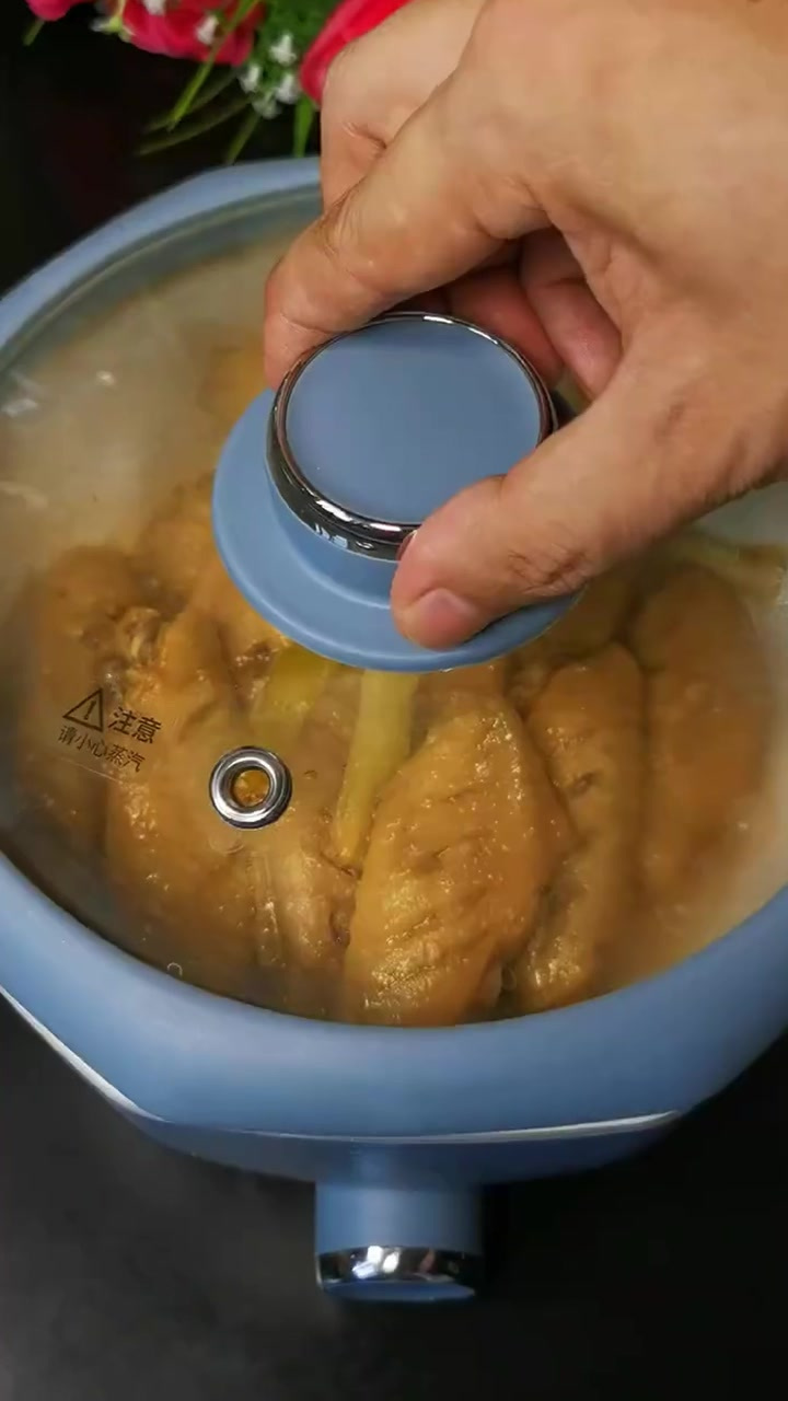 盐焗鸡翅色泽金黄,软糯回味,做起来一点都不难