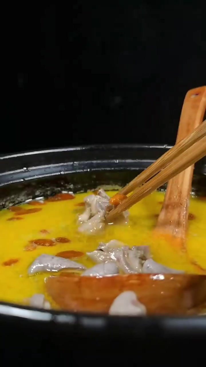 猪肚炖鸡是一道名菜,很多人炖出来不鲜不白