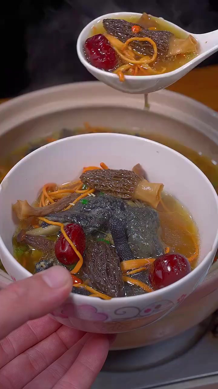 乌鸡菌汤,汤鲜味美,暖心又暖胃