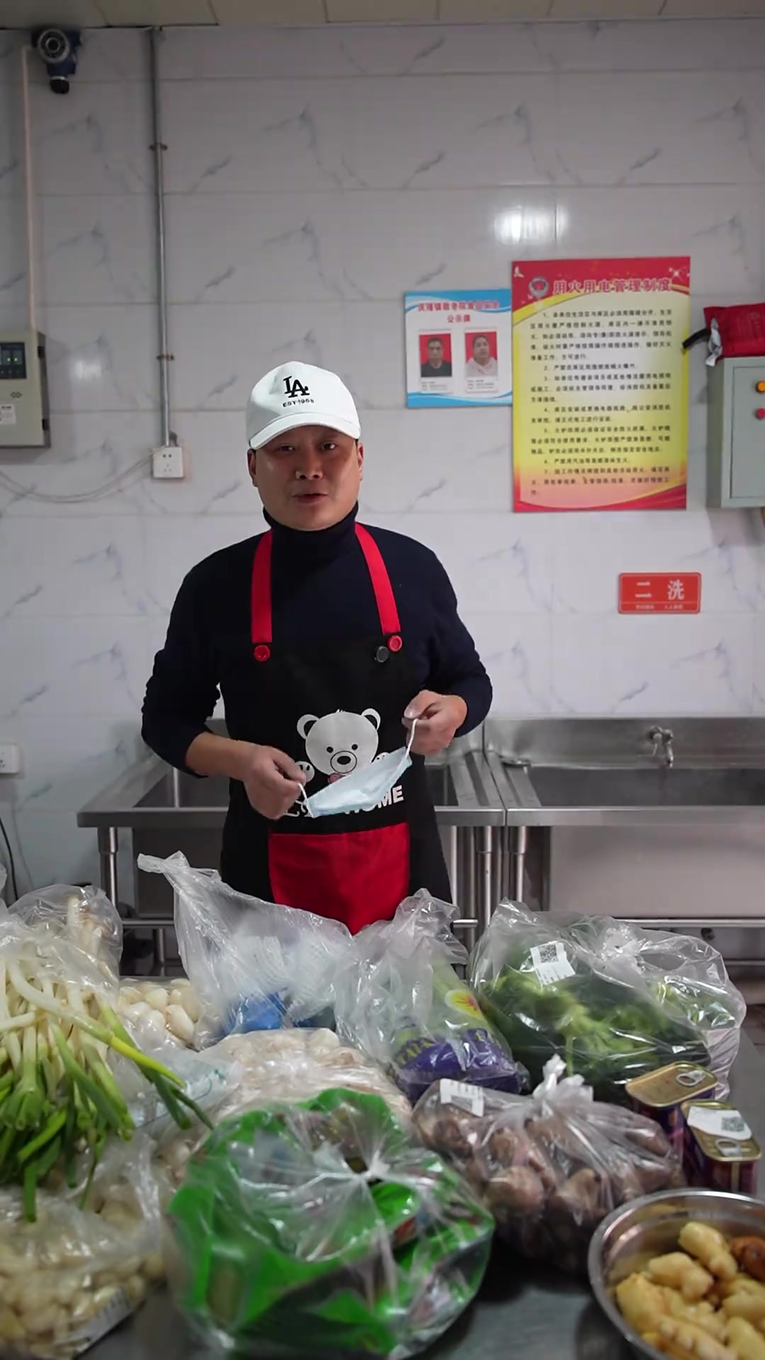 为敬老院老人做爱心午餐,多回来陪陪老人吧