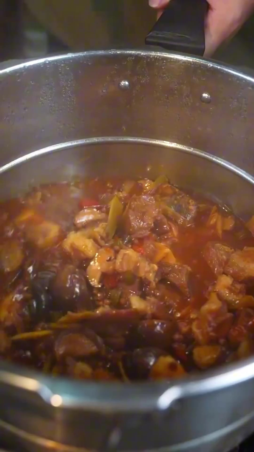 红烧牛肉加上泡椒和香料，味道就是稳