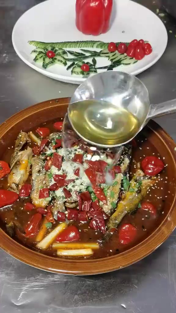 重庆的江湖菜馆多不胜数,璧山就有一家专做水煮黄腊丁的