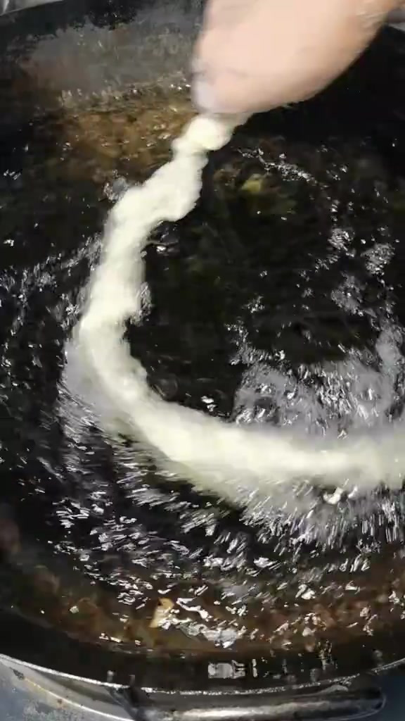 你吃过火锅店的小酥肉,那你吃过两尺长的一根酥肉吗