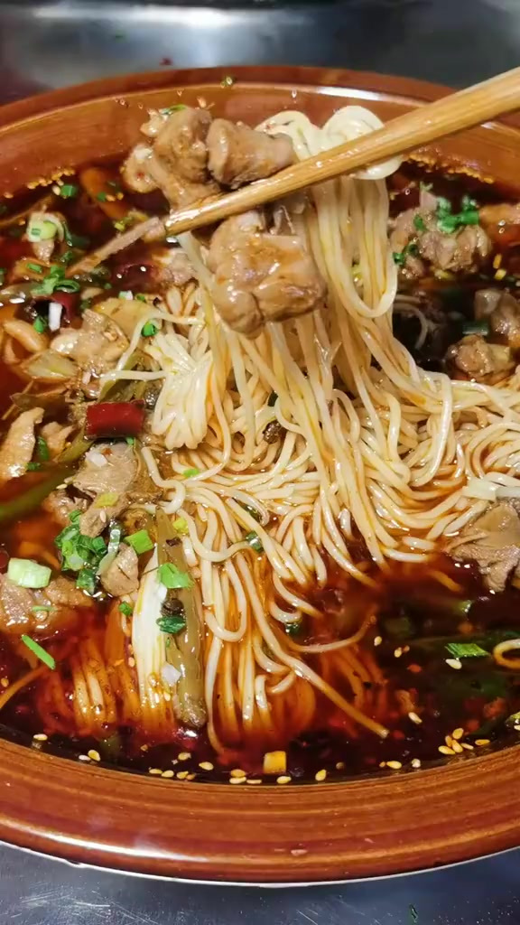 姜鸭面在重庆是一个不错的早餐项目，炒臊子的方法教给你