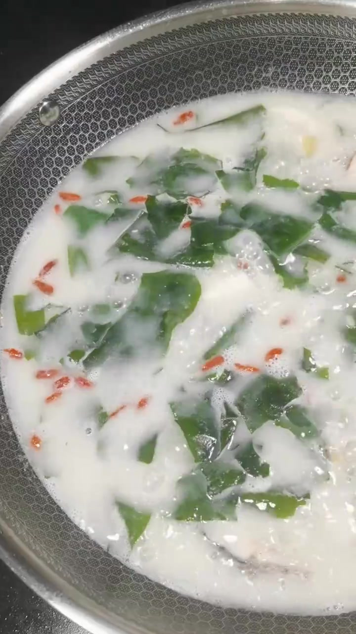 乌鱼不只用来做麻辣或酸菜的,加裙带菜和豆腐熬汤也巴适