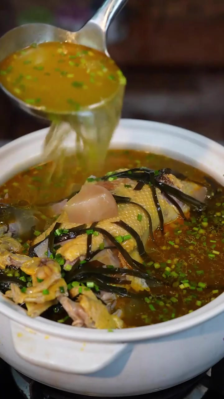 其实毛哥老鸭汤是整只鸭子炖的汤锅,砍成坨坨也没得人反对的哈