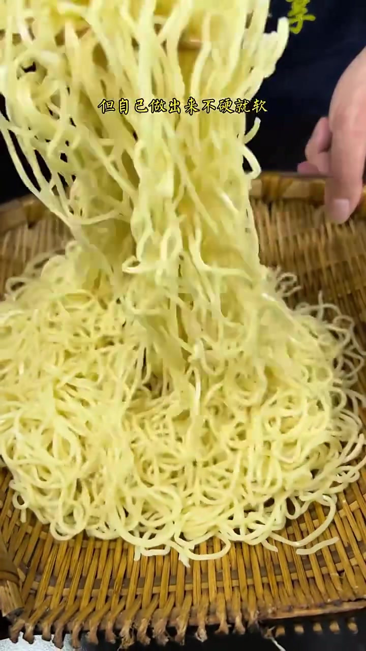 想要做出比地摊上更好吃的凉面,只需记住关键的三个点