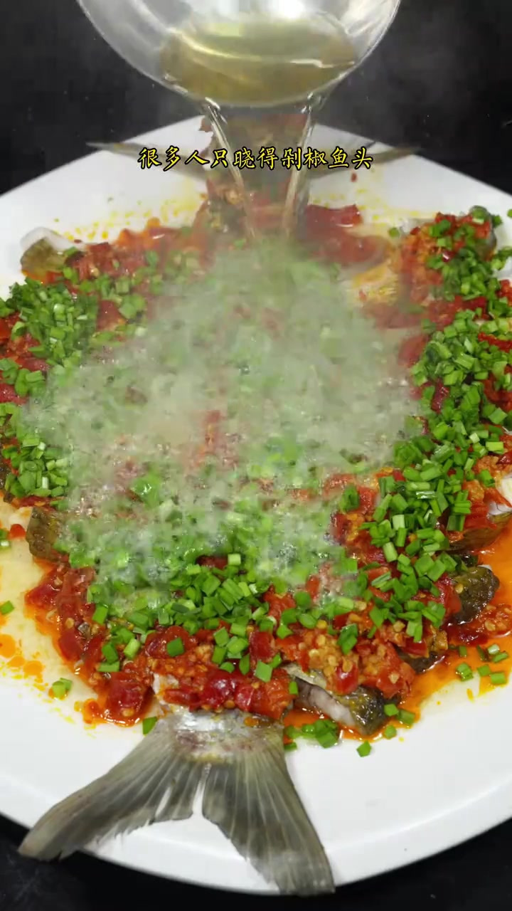 湘菜的剁椒鱼头盛是流行,用同样的方法和调料蒸全鱼味道也是杠杠