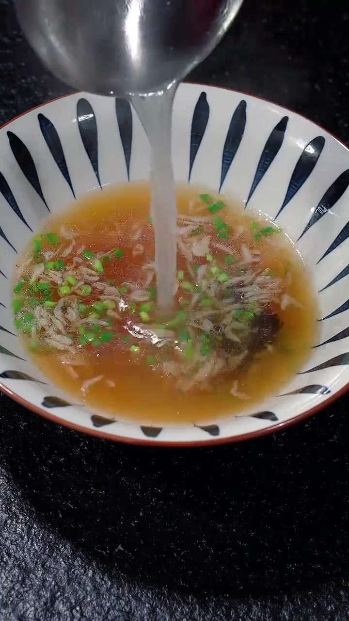 孩子早餐的面条你一定要会做，这个虾皮鸡蛋面几分钟就能搞定