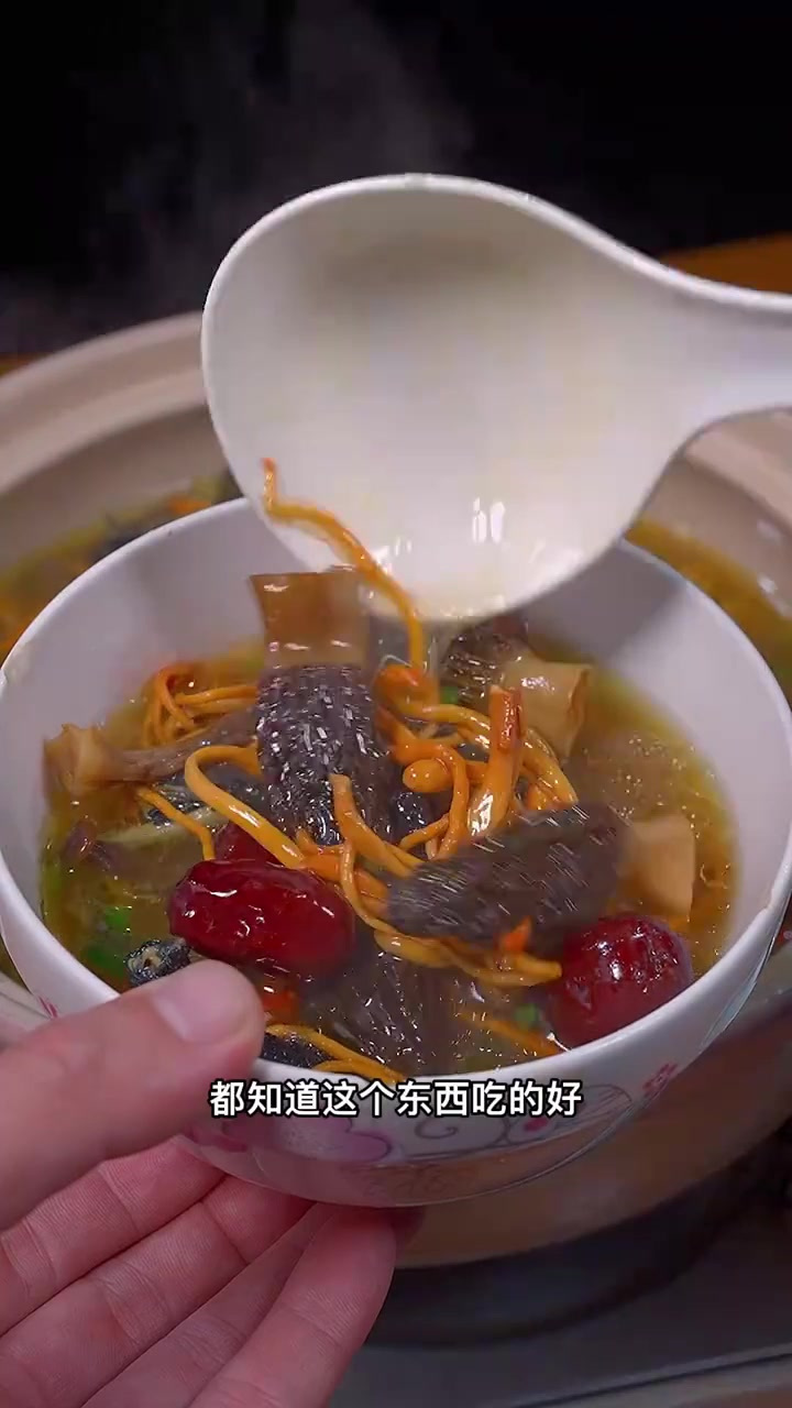 乌鸡菌汤，汤鲜味美，暖心又暖胃