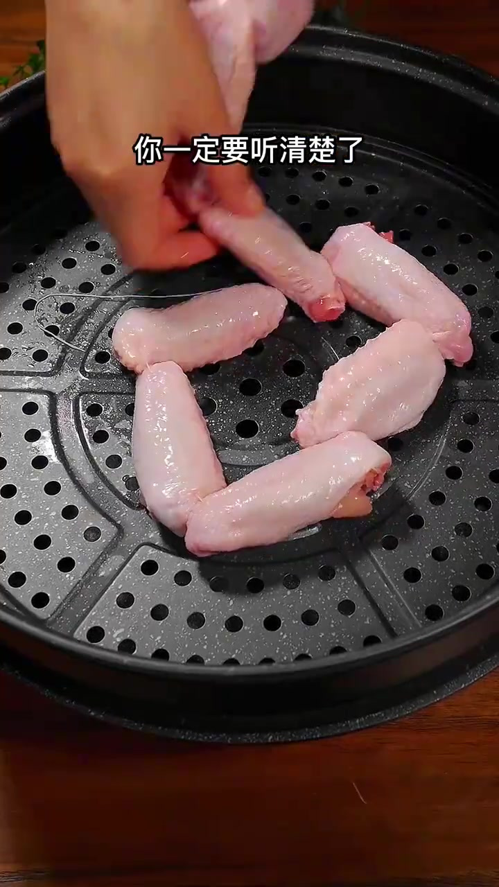 在家就能做出美味的炸鸡翅,做法简单又非常的好吃