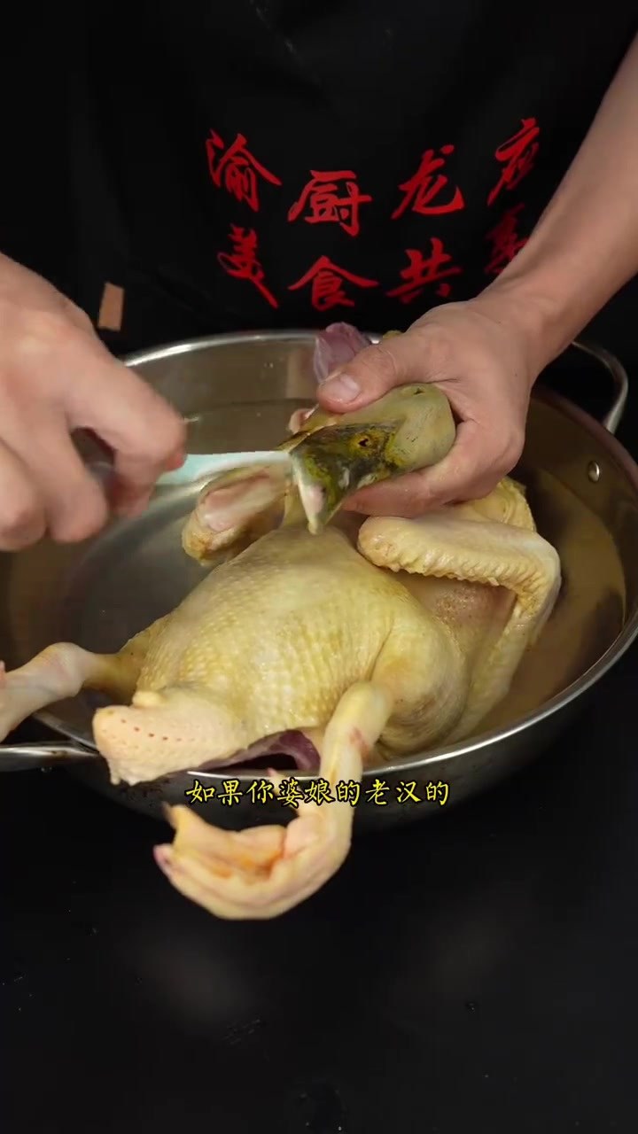 过年过节炖一锅菌菇老鸭汤，肉和汤吃完了还可以烫菜