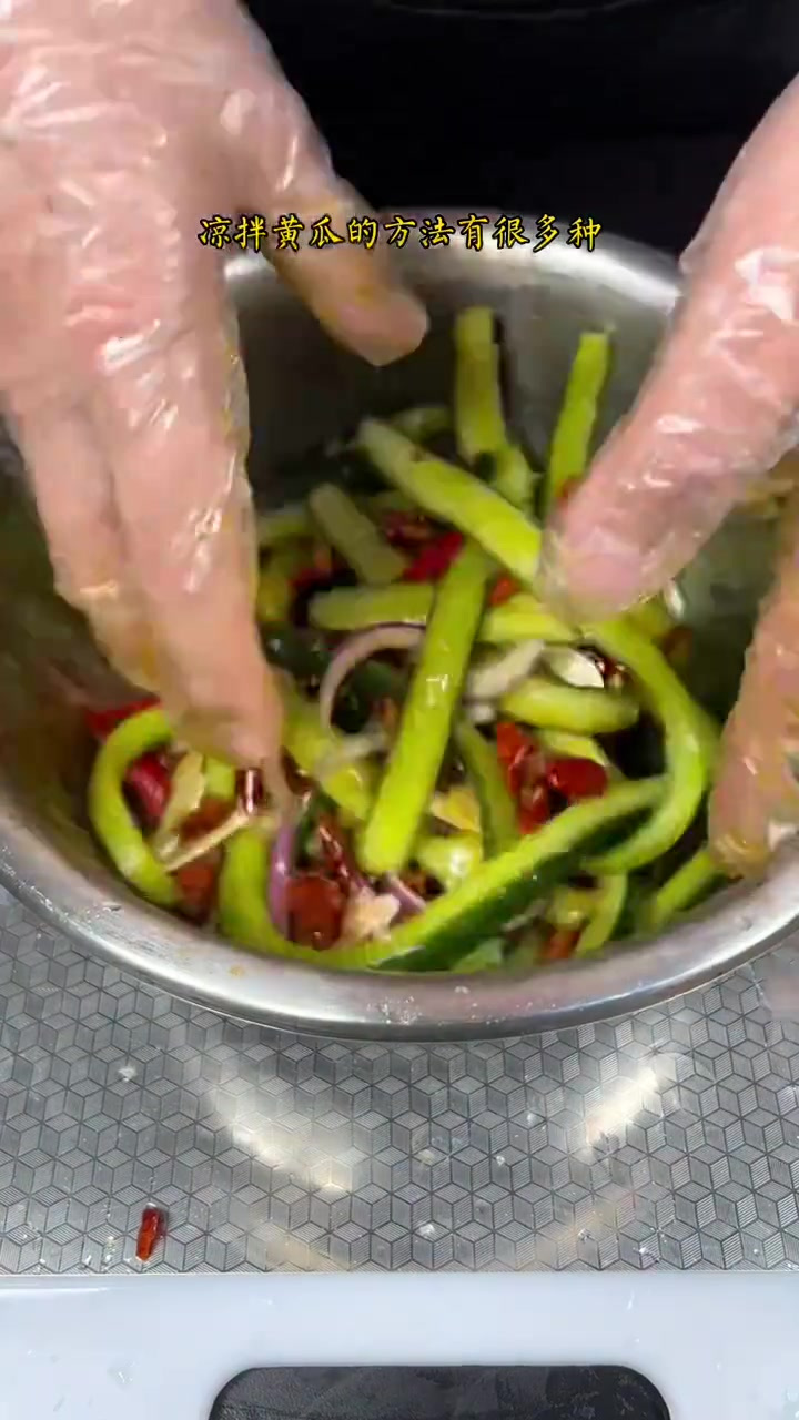 这个凉拌黄瓜条，下稀饭干饭都适合