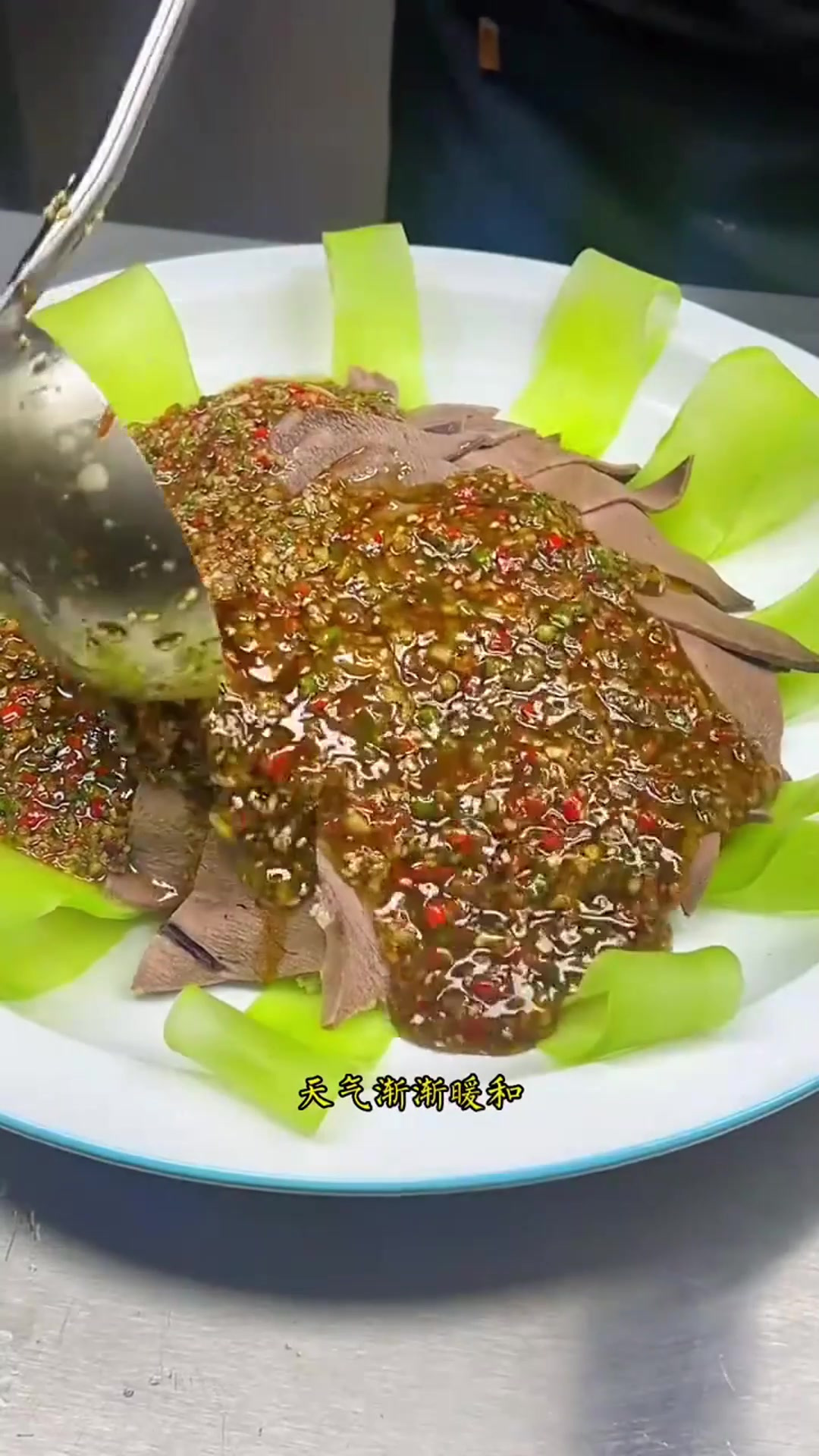 无论猪舌或牛舌，做成川味的凉拌菜，比山珍海味还巴适