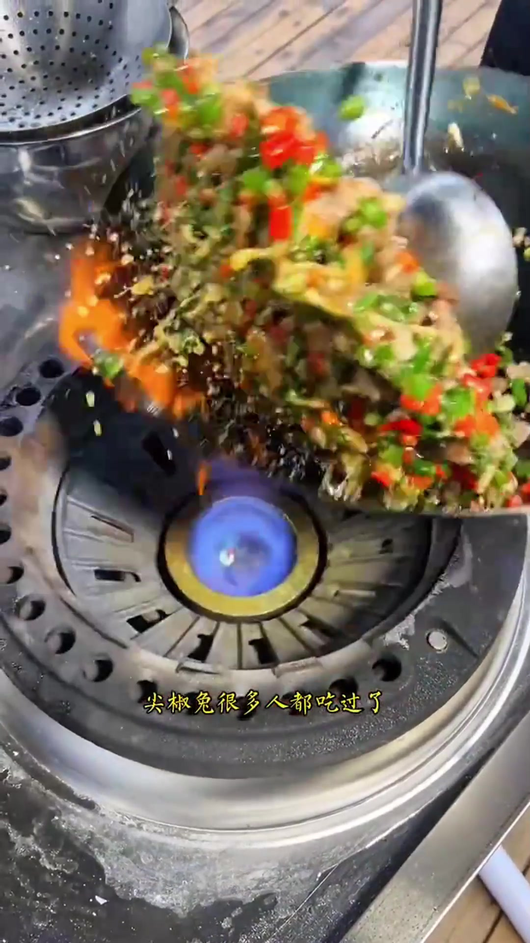 尖椒兔还得搭配重庆的九叶青鲜花椒，鲜香麻辣兔肉嫩滑
