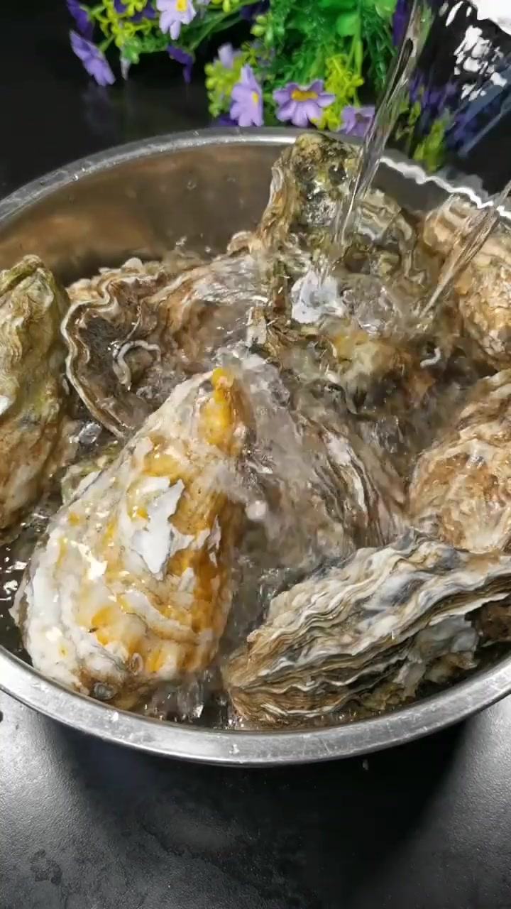 生蚝你还在用来做蒜蓉蒸了吗，教你做高压锅生蚝，比刺身更好吃