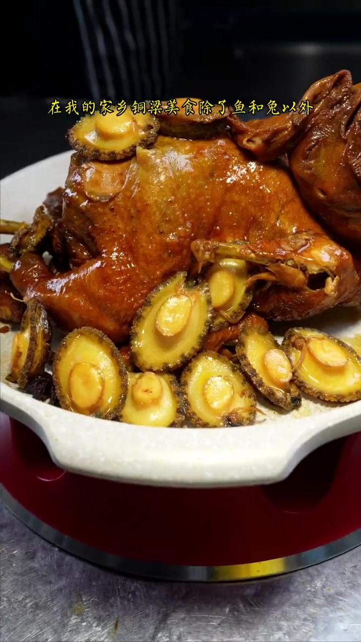 铜梁黑鸡是五谷饲养的生态食材，肉弹皮糯口感不错