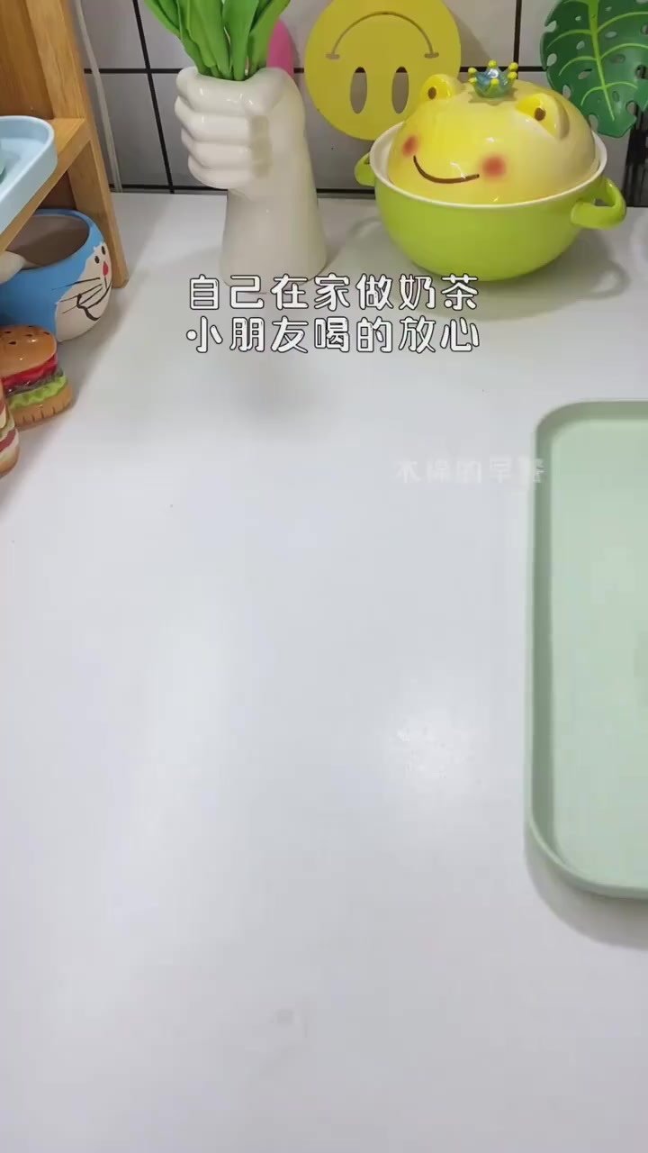 炸酱面+西米珍珠奶茶。秋天的第一杯奶茶，小朋友吃的开心