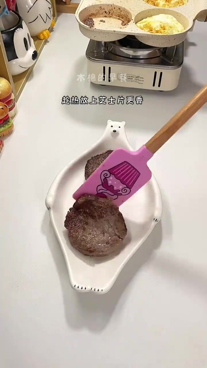 今天早餐给孩子复刻了肯爷爷的巨无霸汉堡套餐