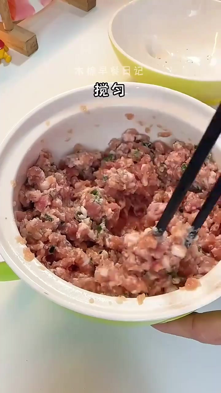 鸡蛋汉堡+酸奶水果麦片给孩子做鸡蛋汉堡