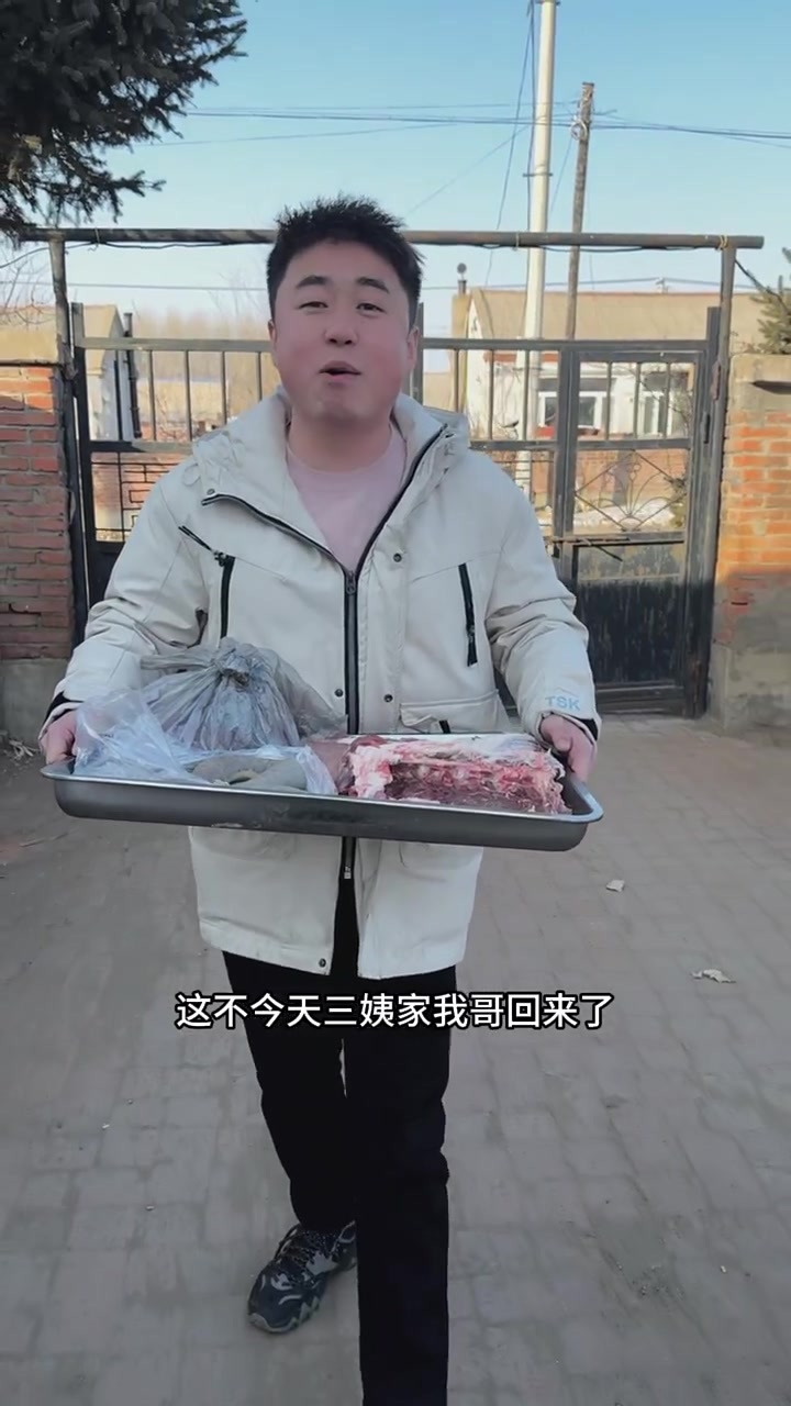 三姨家哥回来,老妈做杀猪烩菜