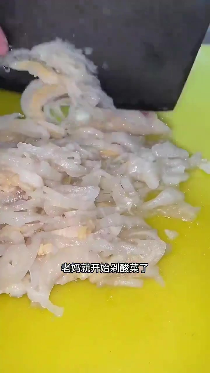 今早油滋了酸菜馅包子,酸菜块大吃一口味道十足