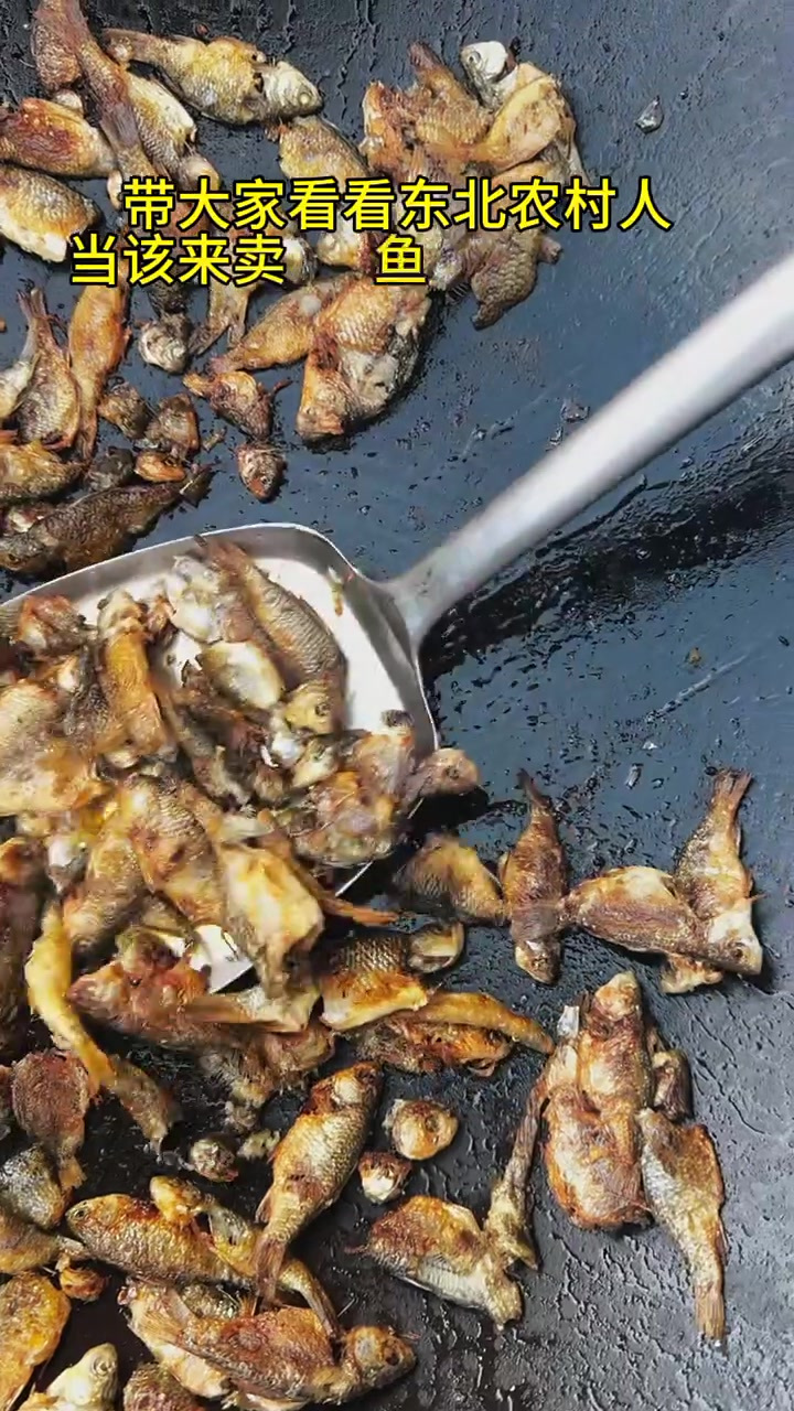 当街上来卖鱼，老妈做小鱼两吃到底有多香