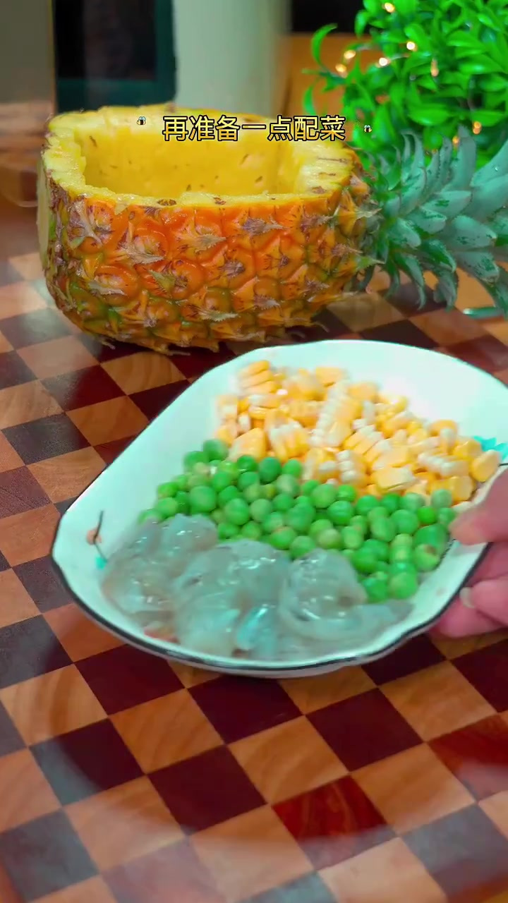 怎么能少的了咖喱菠萝炒饭,大人小孩都喜欢