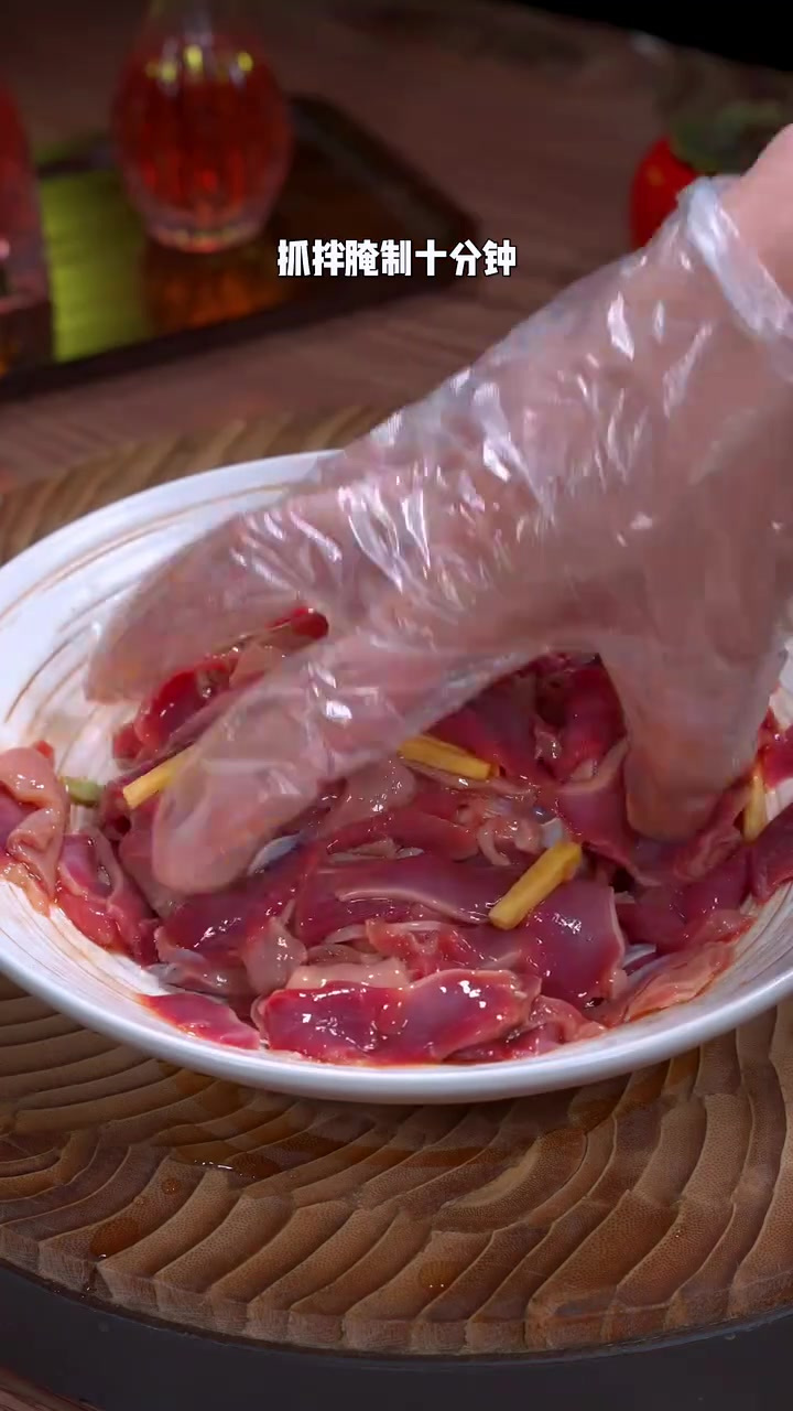 很多人问我在家炒泡椒鸡胗到底需不需要焯水,这样炒更加好吃