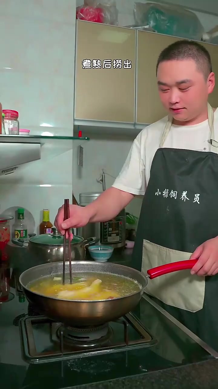 一道姜葱捞鸡,鸡肉滑嫩爽口,做法简单