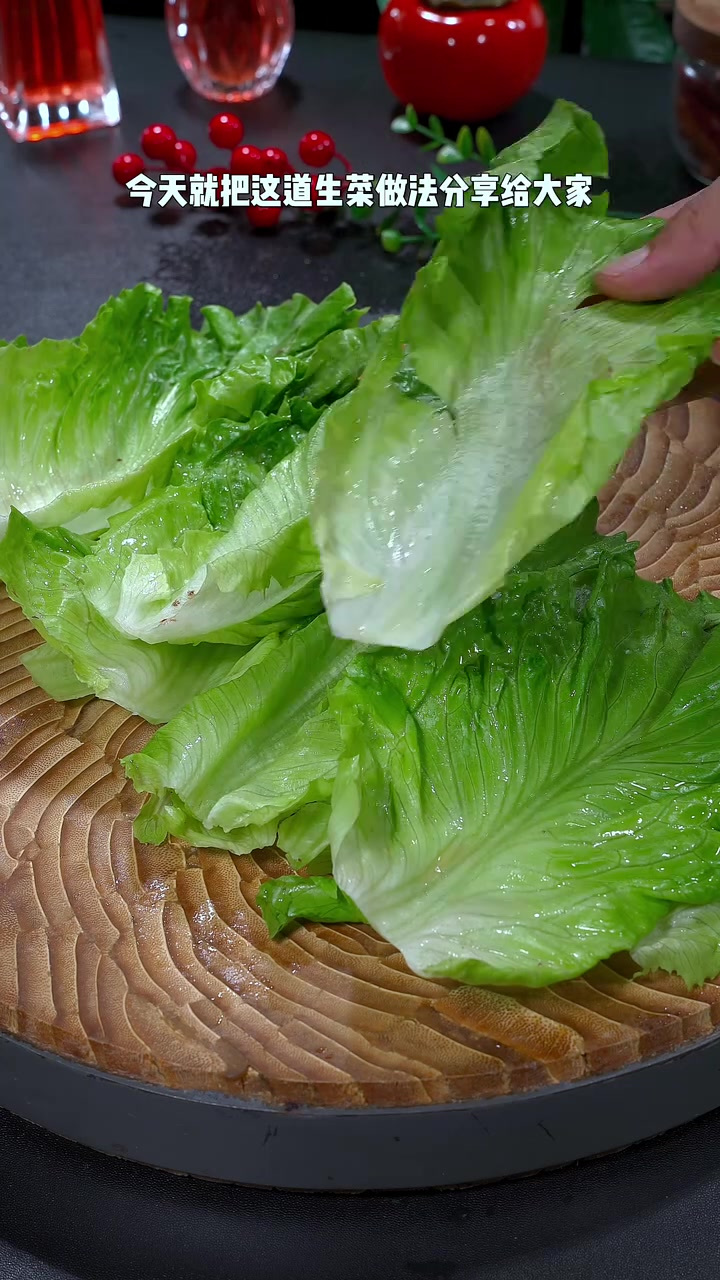 把生菜烫一烫,竟然比大鱼大肉还好吃,关键是做法还简单