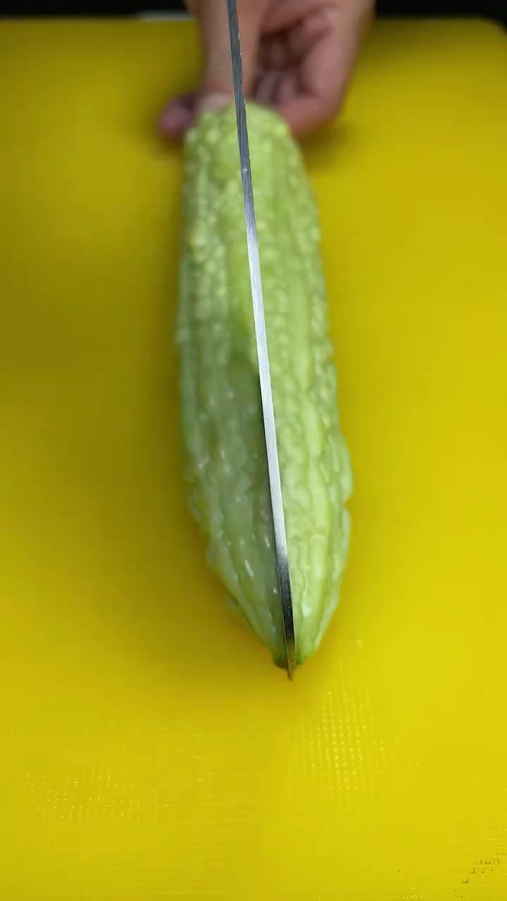 一道清热败火的凉拌苦瓜